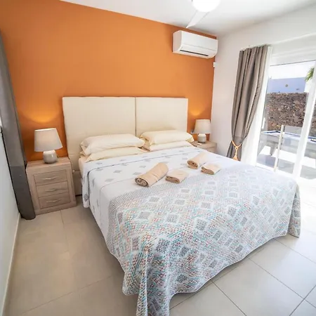 Amanda 4 Bedrooms Jacuzzi And Heated Pool Pool Table Great House Puerto del Carmen (Lanzarote)